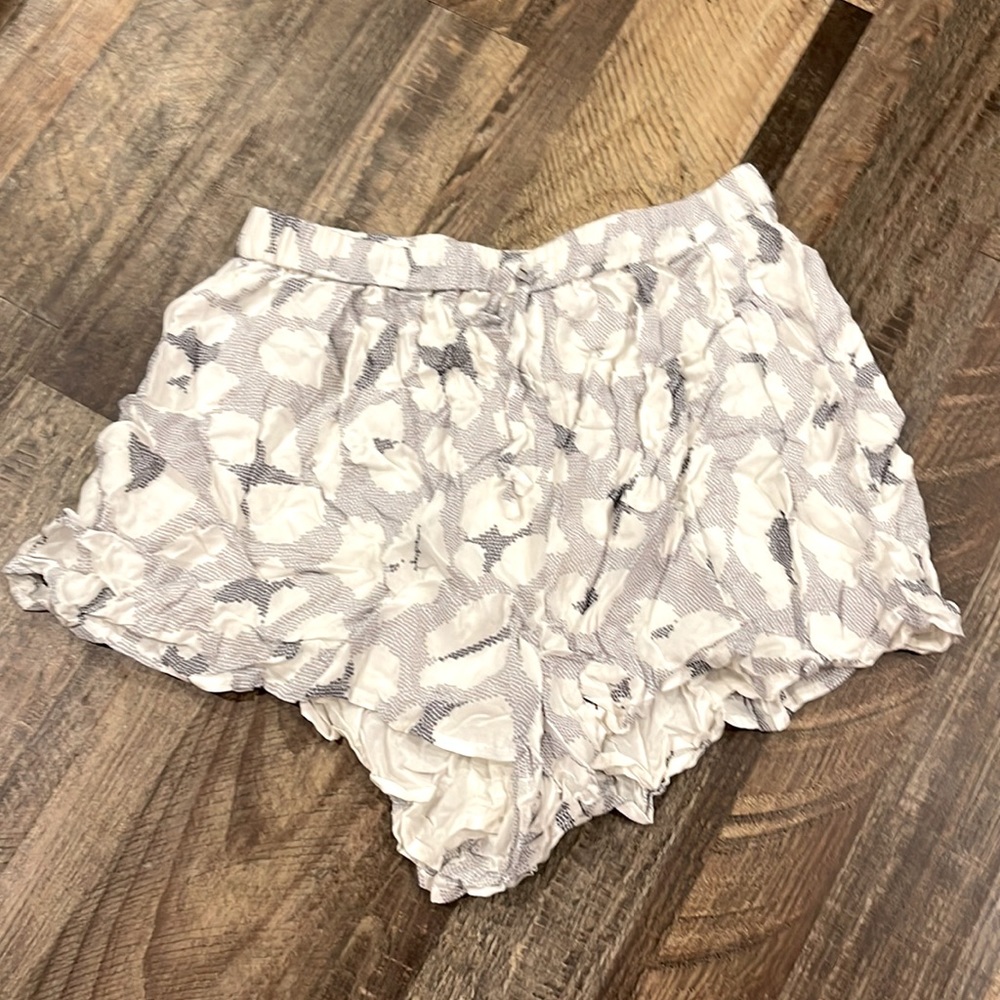 Ministry of style flowy shorts. Dark grey, light grey, white pattern